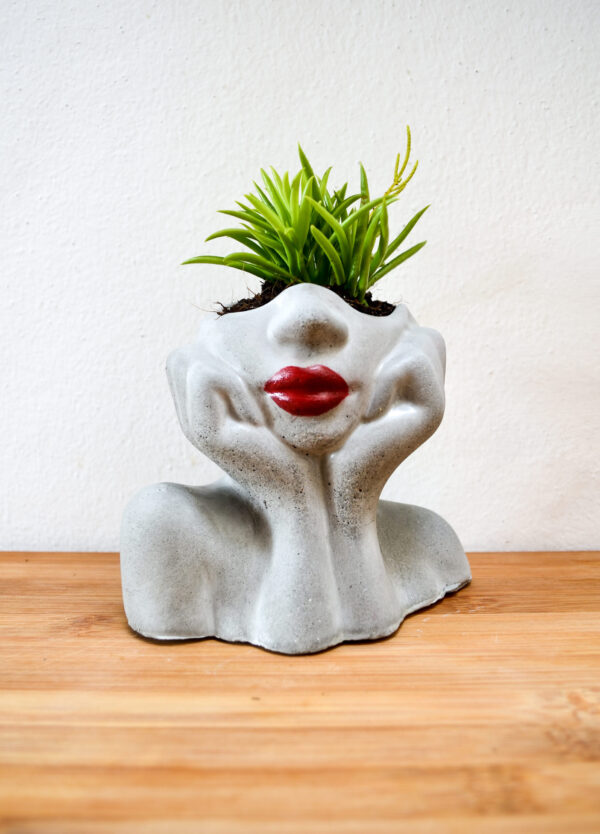 Vaso in cemento busto di donna rossetto